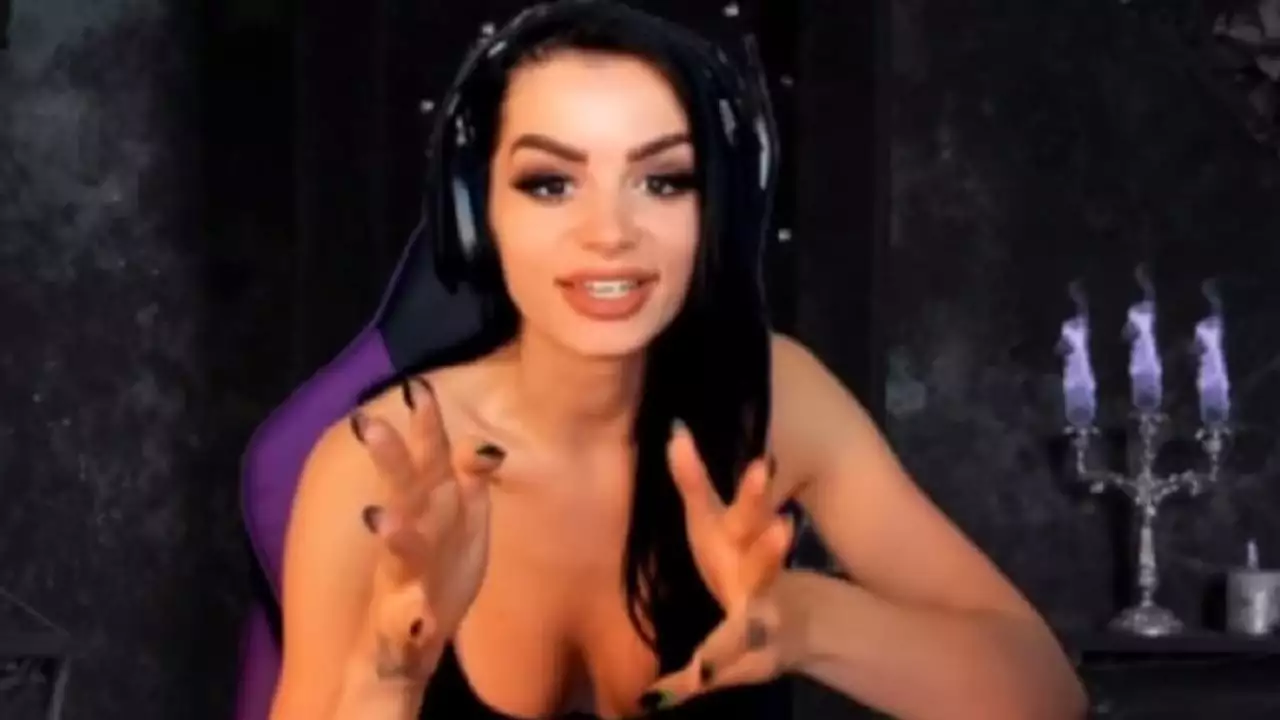 Paige Remembers Top WWE Raw Female Superstar Taking Her Shirt Off In Twitch Live Streaming 1